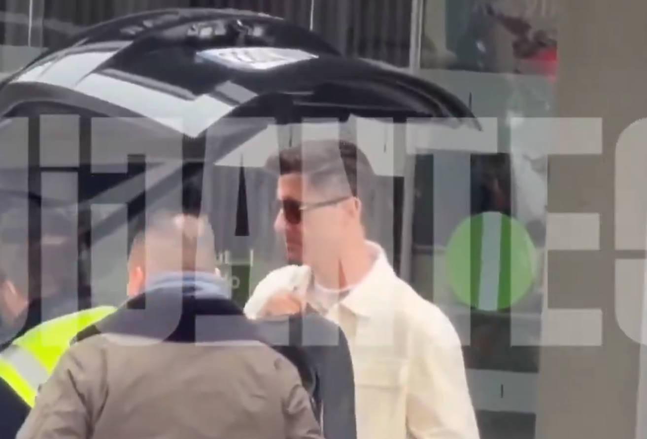 易胜博体育官方网站-西媒：莱万已返回巴塞罗那，他已经收到了俱乐部的续约报价